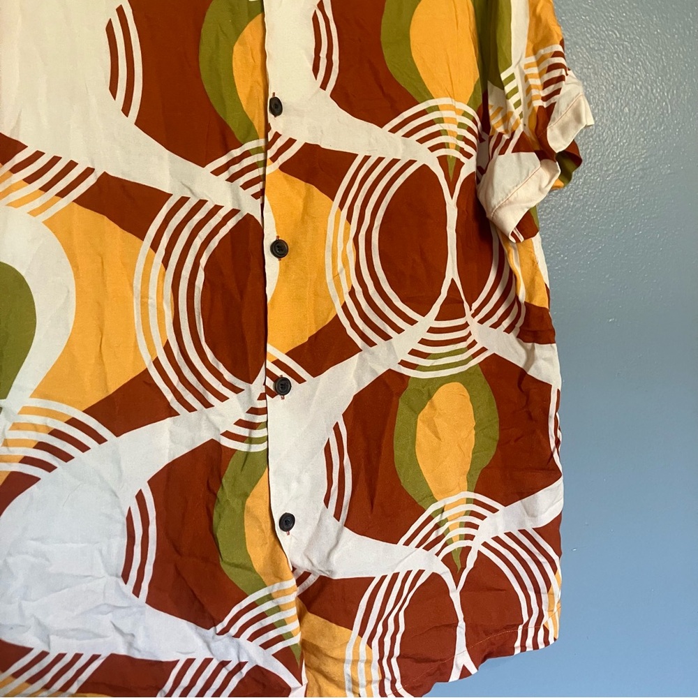 Retro Patterned Button-Up Shirt - Picture 3 of 5